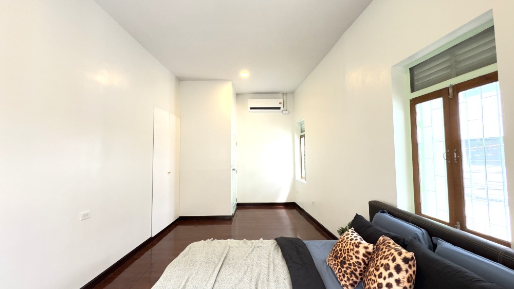 For RentTownhomeSathorn, Narathiwat : For rent, 2-story townhouse, corner unit, completely renovated. Fully decorated and ready to move in Surawong-Silom-Bang Rak-Charoen Krung area, 3 bedrooms, 2 bathrooms, 150 sq m., near BTS Surasak. 出租，2層聯排別墅，轉角單位，全新裝修。裝
