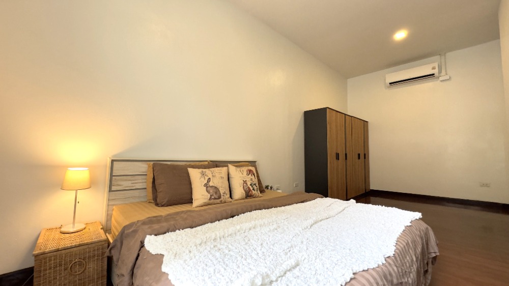 For RentTownhomeSathorn, Narathiwat : For rent, 2-story townhouse, corner unit, completely renovated. Fully decorated and ready to move in Surawong-Silom-Bang Rak-Charoen Krung area, 3 bedrooms, 2 bathrooms, 150 sq m., near BTS Surasak. 出租，2層聯排別墅，轉角單位，全新裝修。裝