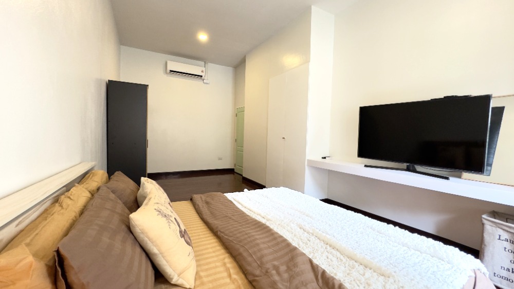 For RentTownhomeSathorn, Narathiwat : For rent, 2-story townhouse, corner unit, completely renovated. Fully decorated and ready to move in Surawong-Silom-Bang Rak-Charoen Krung area, 3 bedrooms, 2 bathrooms, 150 sq m., near BTS Surasak. 出租，2層聯排別墅，轉角單位，全新裝修。裝