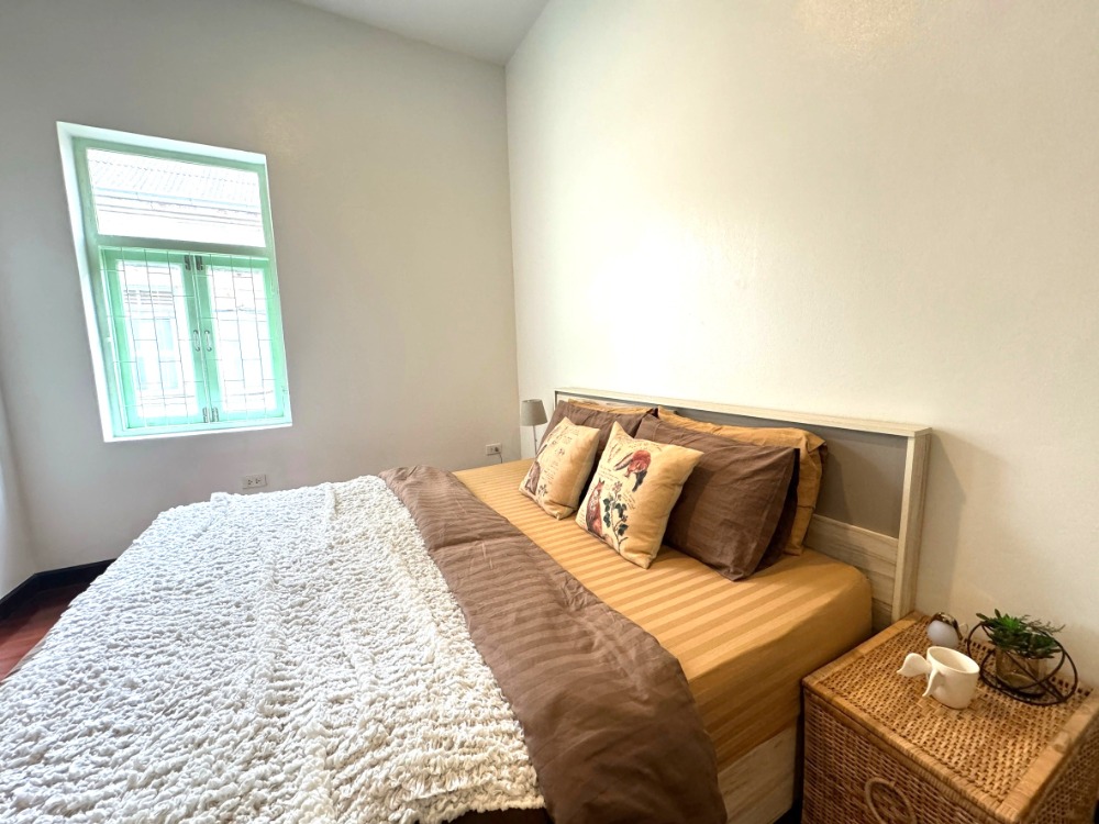 For RentTownhomeSathorn, Narathiwat : For rent, 2-story townhouse, corner unit, completely renovated. Fully decorated and ready to move in Surawong-Silom-Bang Rak-Charoen Krung area, 3 bedrooms, 2 bathrooms, 150 sq m., near BTS Surasak. 出租，2層聯排別墅，轉角單位，全新裝修。裝