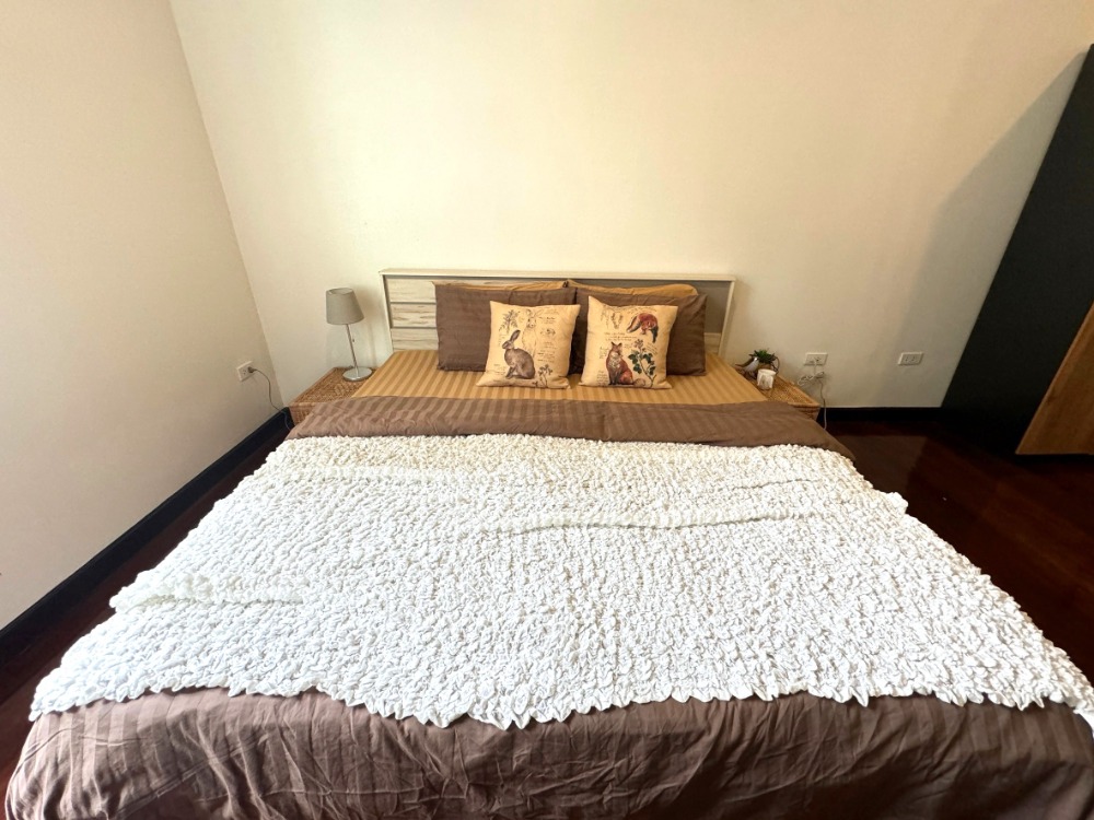 For RentTownhomeSathorn, Narathiwat : For rent, 2-story townhouse, corner unit, completely renovated. Fully decorated and ready to move in Surawong-Silom-Bang Rak-Charoen Krung area, 3 bedrooms, 2 bathrooms, 150 sq m., near BTS Surasak. 出租，2層聯排別墅，轉角單位，全新裝修。裝