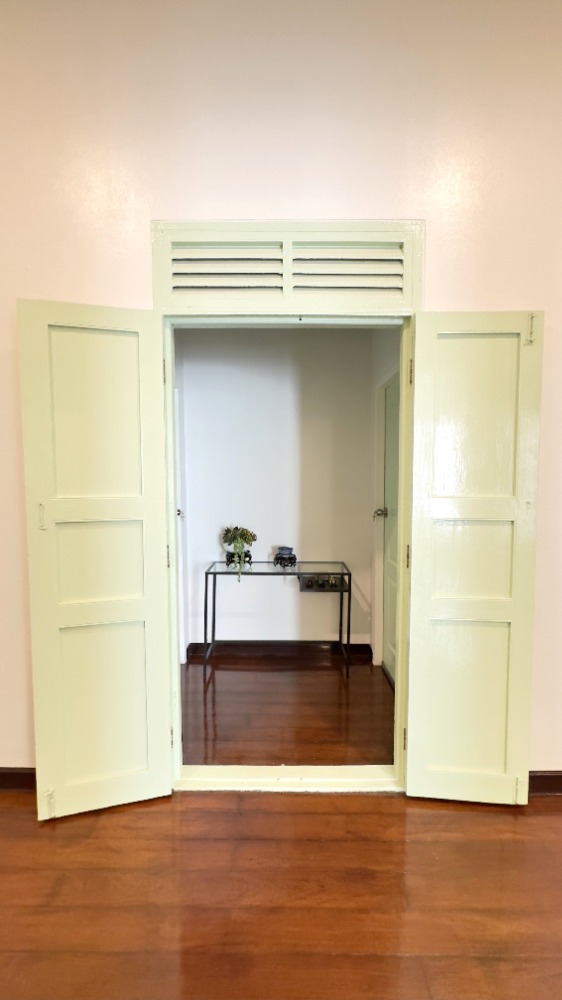 For RentTownhomeSathorn, Narathiwat : For rent, 2-story townhouse, corner unit, completely renovated. Fully decorated and ready to move in Surawong-Silom-Bang Rak-Charoen Krung area, 3 bedrooms, 2 bathrooms, 150 sq m., near BTS Surasak. 出租，2層聯排別墅，轉角單位，全新裝修。裝