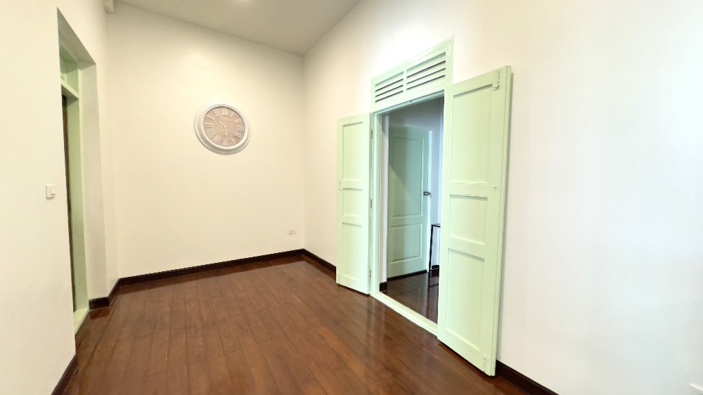 For RentTownhomeSathorn, Narathiwat : For rent, 2-story townhouse, corner unit, completely renovated. Fully decorated and ready to move in Surawong-Silom-Bang Rak-Charoen Krung area, 3 bedrooms, 2 bathrooms, 150 sq m., near BTS Surasak. 出租，2層聯排別墅，轉角單位，全新裝修。裝