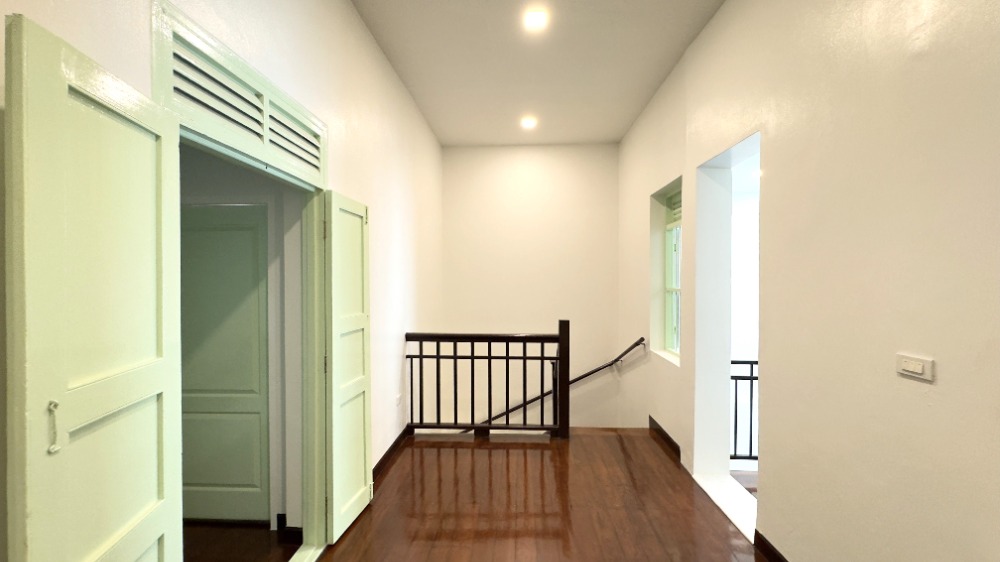 For RentTownhomeSathorn, Narathiwat : For rent, 2-story townhouse, corner unit, completely renovated. Fully decorated and ready to move in Surawong-Silom-Bang Rak-Charoen Krung area, 3 bedrooms, 2 bathrooms, 150 sq m., near BTS Surasak. 出租，2層聯排別墅，轉角單位，全新裝修。裝