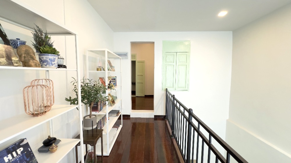 For RentTownhomeSathorn, Narathiwat : For rent, 2-story townhouse, corner unit, completely renovated. Fully decorated and ready to move in Surawong-Silom-Bang Rak-Charoen Krung area, 3 bedrooms, 2 bathrooms, 150 sq m., near BTS Surasak. 出租，2層聯排別墅，轉角單位，全新裝修。裝