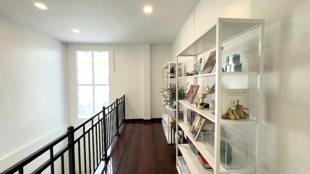 For RentTownhomeSathorn, Narathiwat : For rent, 2-story townhouse, corner unit, completely renovated. Fully decorated and ready to move in Surawong-Silom-Bang Rak-Charoen Krung area, 3 bedrooms, 2 bathrooms, 150 sq m., near BTS Surasak. 出租，2層聯排別墅，轉角單位，全新裝修。裝