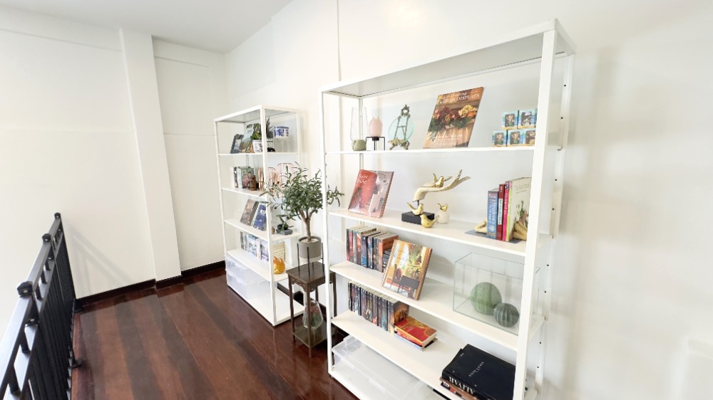 For RentTownhomeSathorn, Narathiwat : For rent, 2-story townhouse, corner unit, completely renovated. Fully decorated and ready to move in Surawong-Silom-Bang Rak-Charoen Krung area, 3 bedrooms, 2 bathrooms, 150 sq m., near BTS Surasak. 出租，2層聯排別墅，轉角單位，全新裝修。裝