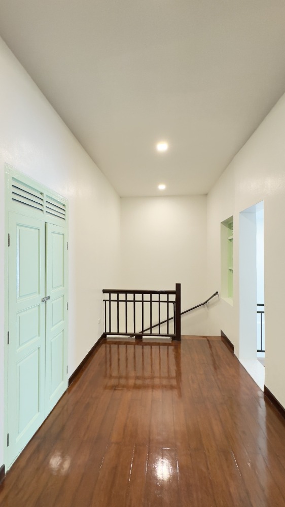 For RentTownhomeSathorn, Narathiwat : For rent, 2-story townhouse, corner unit, completely renovated. Fully decorated and ready to move in Surawong-Silom-Bang Rak-Charoen Krung area, 3 bedrooms, 2 bathrooms, 150 sq m., near BTS Surasak. 出租，2層聯排別墅，轉角單位，全新裝修。裝