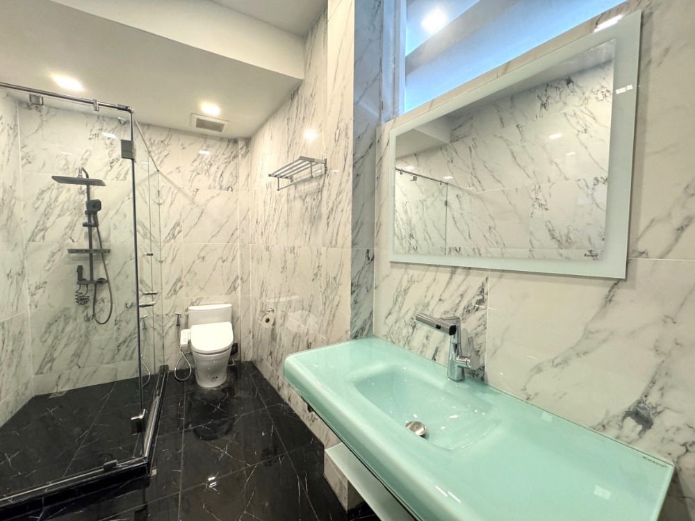 For RentTownhomeSathorn, Narathiwat : For rent, 2-story townhouse, corner unit, completely renovated. Fully decorated and ready to move in Surawong-Silom-Bang Rak-Charoen Krung area, 3 bedrooms, 2 bathrooms, 150 sq m., near BTS Surasak. 出租，2層聯排別墅，轉角單位，全新裝修。裝