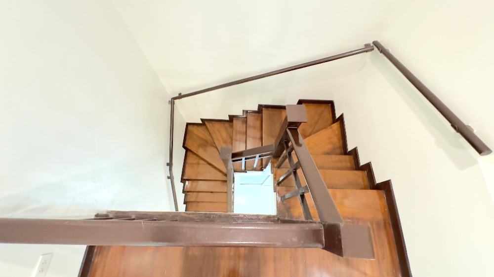 For RentTownhomeSathorn, Narathiwat : For rent, 2-story townhouse, corner unit, completely renovated. Fully decorated and ready to move in Surawong-Silom-Bang Rak-Charoen Krung area, 3 bedrooms, 2 bathrooms, 150 sq m., near BTS Surasak. 出租，2層聯排別墅，轉角單位，全新裝修。裝