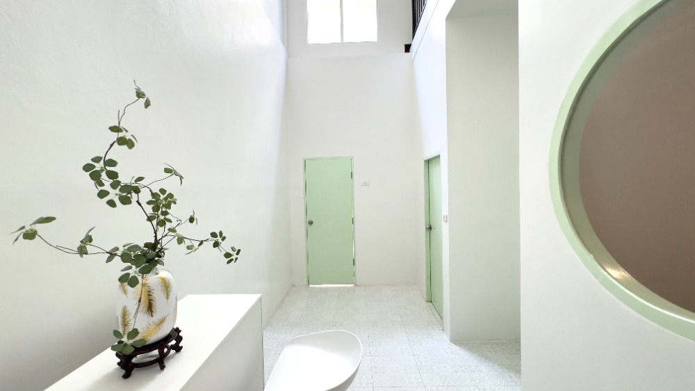 For RentTownhomeSathorn, Narathiwat : For rent, 2-story townhouse, corner unit, completely renovated. Fully decorated and ready to move in Surawong-Silom-Bang Rak-Charoen Krung area, 3 bedrooms, 2 bathrooms, 150 sq m., near BTS Surasak. 出租，2層聯排別墅，轉角單位，全新裝修。裝