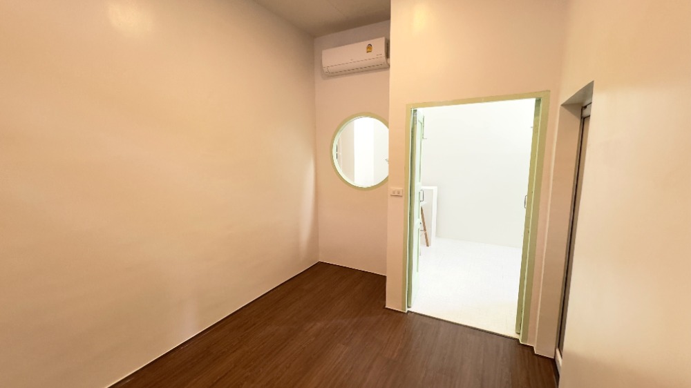 For RentTownhomeSathorn, Narathiwat : For rent, 2-story townhouse, corner unit, completely renovated. Fully decorated and ready to move in Surawong-Silom-Bang Rak-Charoen Krung area, 3 bedrooms, 2 bathrooms, 150 sq m., near BTS Surasak. 出租，2層聯排別墅，轉角單位，全新裝修。裝