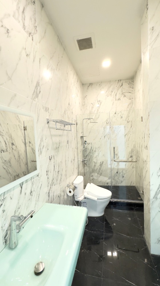 For RentTownhomeSathorn, Narathiwat : For rent, 2-story townhouse, corner unit, completely renovated. Fully decorated and ready to move in Surawong-Silom-Bang Rak-Charoen Krung area, 3 bedrooms, 2 bathrooms, 150 sq m., near BTS Surasak. 出租，2層聯排別墅，轉角單位，全新裝修。裝