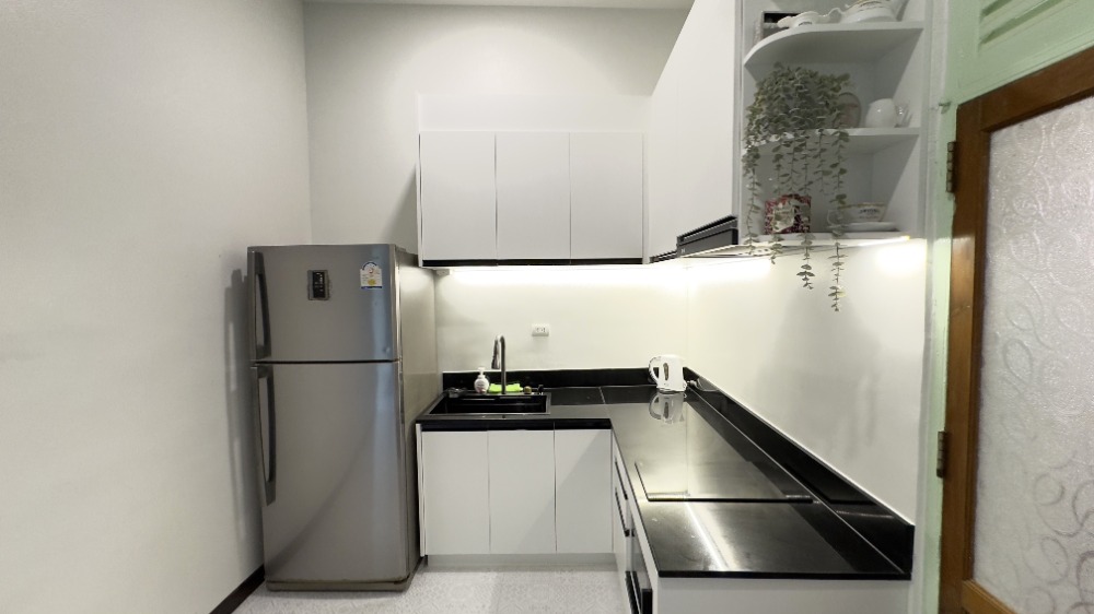 For RentTownhomeSathorn, Narathiwat : For rent, 2-story townhouse, corner unit, completely renovated. Fully decorated and ready to move in Surawong-Silom-Bang Rak-Charoen Krung area, 3 bedrooms, 2 bathrooms, 150 sq m., near BTS Surasak. 出租，2層聯排別墅，轉角單位，全新裝修。裝