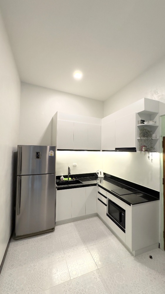 For RentTownhomeSathorn, Narathiwat : For rent, 2-story townhouse, corner unit, completely renovated. Fully decorated and ready to move in Surawong-Silom-Bang Rak-Charoen Krung area, 3 bedrooms, 2 bathrooms, 150 sq m., near BTS Surasak. 出租，2層聯排別墅，轉角單位，全新裝修。裝