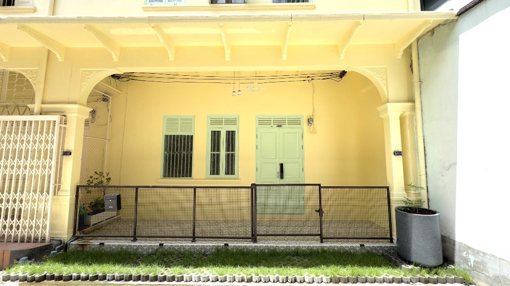For RentTownhomeSathorn, Narathiwat : For rent, 2-story townhouse, corner unit, completely renovated. Fully decorated and ready to move in Surawong-Silom-Bang Rak-Charoen Krung area, 3 bedrooms, 2 bathrooms, 150 sq m., near BTS Surasak. 出租，2層聯排別墅，轉角單位，全新裝修。裝