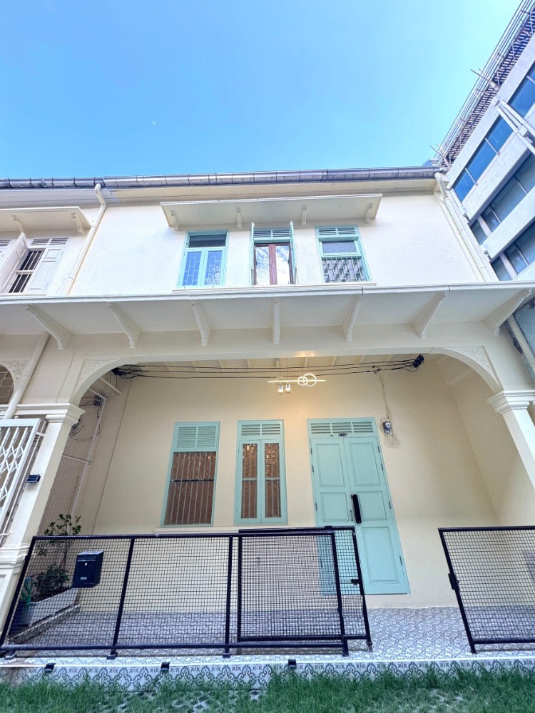 For RentTownhomeSathorn, Narathiwat : For rent, 2-story townhouse, corner unit, completely renovated. Fully decorated and ready to move in Surawong-Silom-Bang Rak-Charoen Krung area, 3 bedrooms, 2 bathrooms, 150 sq m., near BTS Surasak. 出租，2層聯排別墅，轉角單位，全新裝修。裝