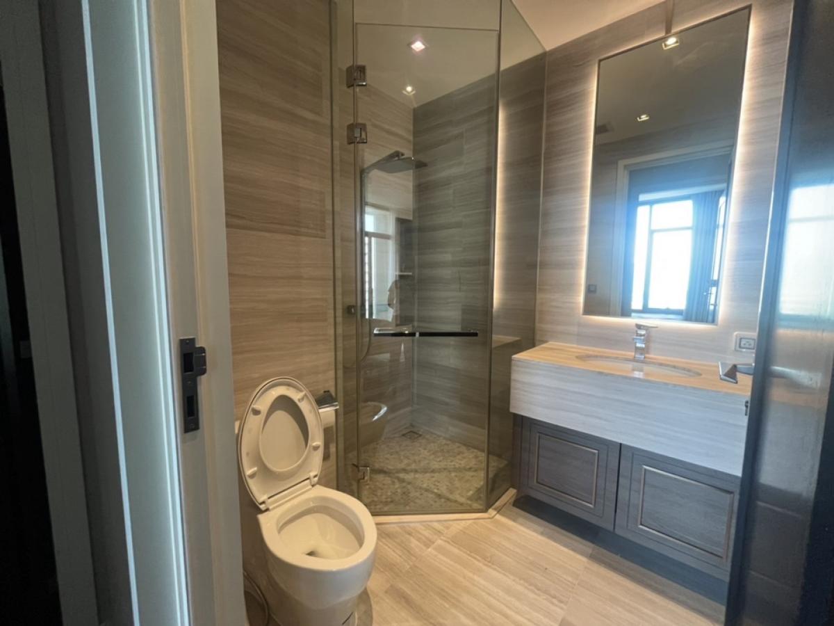 For SaleCondoSukhumvit, Asoke, Thonglor : 📢👇Sell with tenant til Dec 2025
Only 100 meters from BTS Phromphong, located in the Em District area.