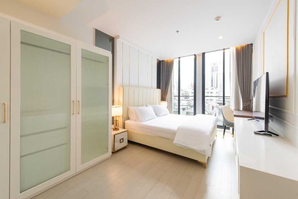 For RentCondoWitthayu, Chidlom, Langsuan, Ploenchit : ❖ Luxury style ❖ 00+ Floor, 58.00 sq.m. | 1 Bedroom, 1 Bathroom | Condo skywalk connect to BTS ploenchit and Central Embassy.