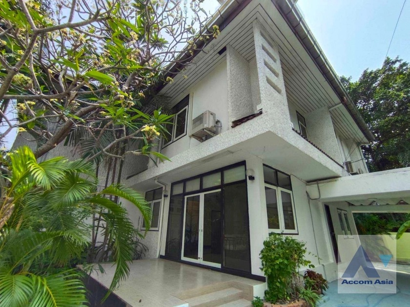 For RentHouseSathorn, Narathiwat : 🔼AccomA🔽 Pet-friendly | 3 Beds House for Rent in Sathorn BTS Chong Nonsi