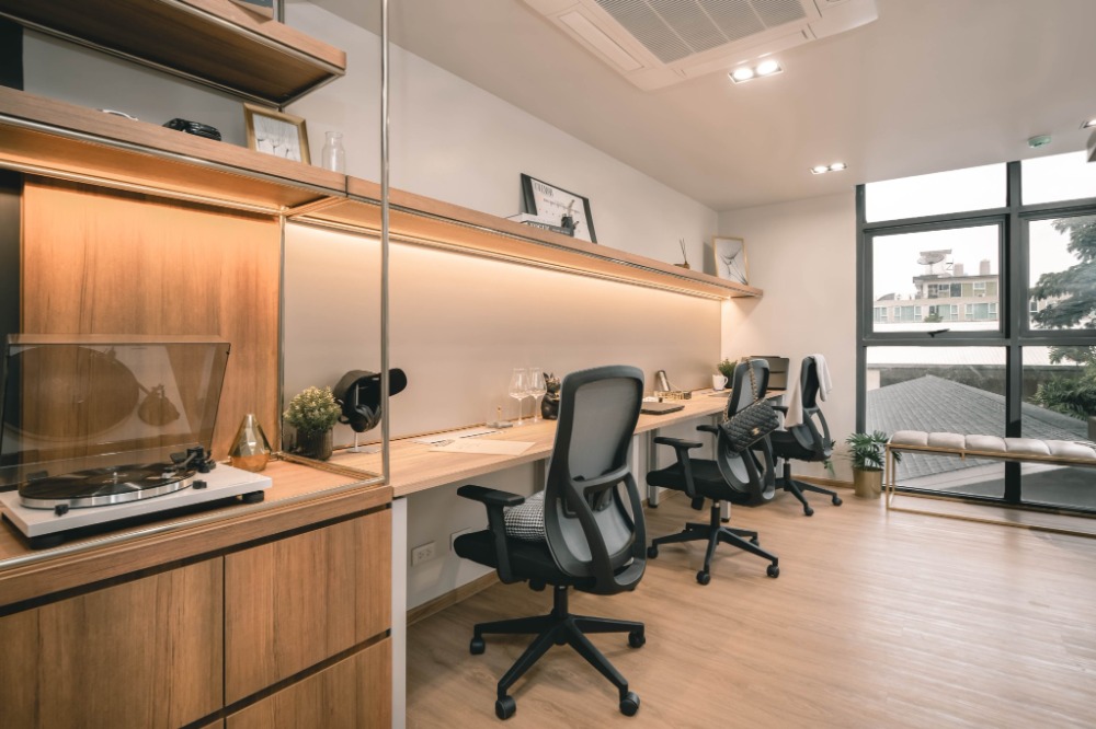ให้เช่าสำนักงานนานา : เซอร์วิสออฟฟิศ พื้นที่สำนักงานให้เช่า สุขุมวิท Serviced Office ตกแต่งสวย พร้อมเข้าอยู่ อาคาร เวิร์คสตอรี่ส์ สุขุมวิท ซอย2 ( Workstories Sukhumvit Soi 2 ) สำหรับ 1 - 10 Workstations เริ่มต้น 9,000 บาท ใกล้รถไฟฟ้า BTSนานา
