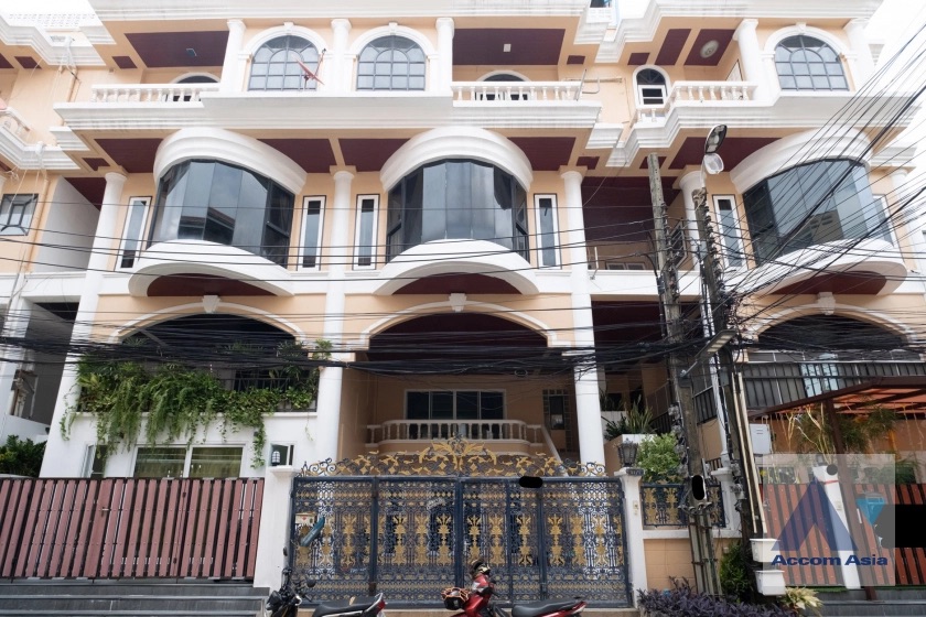 ให้เช่าทาวน์โฮมสุขุมวิท อโศก ทองหล่อ : 5 Bedrooms Townhouse for Rent in Sukhumvit, Bangkok near BTS Thong Lo at Thonglo Classic Home (13001499)