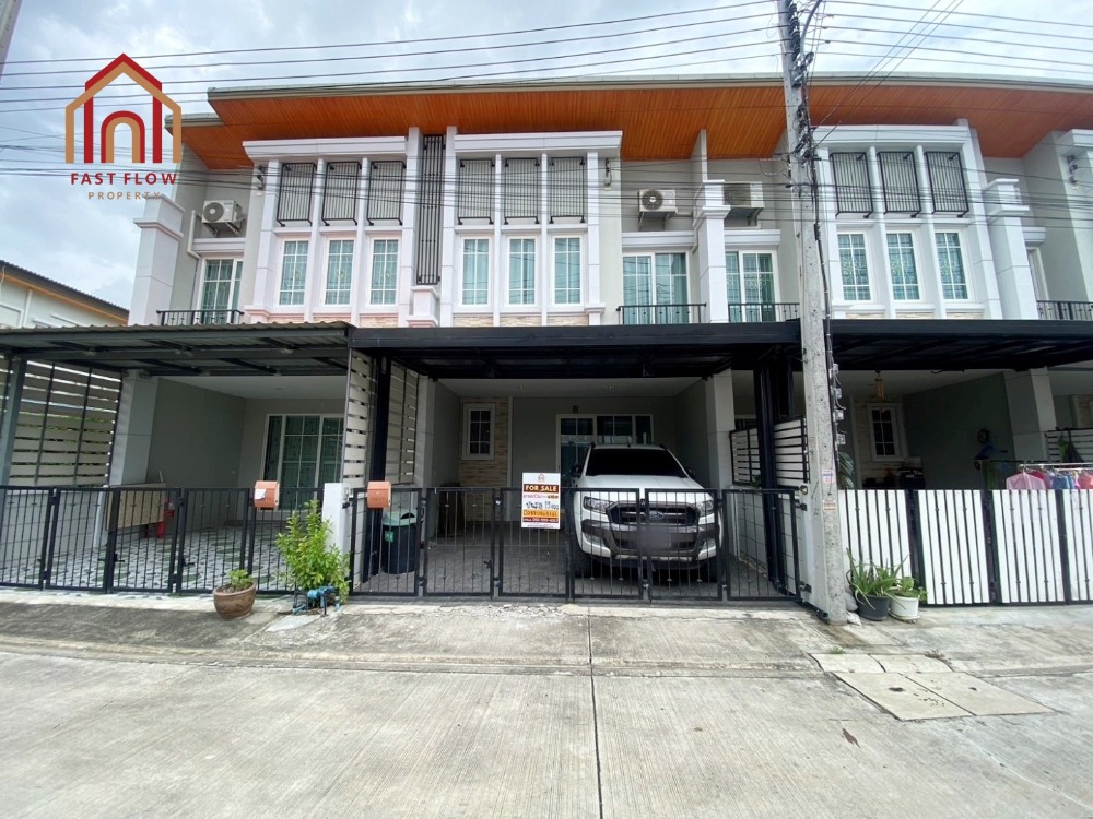 For SaleTownhomePathum Thani,Rangsit, Thammasat : Selling below cost, Golden Town townhouse, Vibhavadi-Rangsit, first alley, near the main road, extended kitchen and parking, ready to move in, best price in the MAY project.