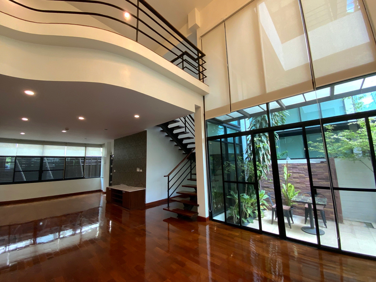 ขายบ้านสุขุมวิท อโศก ทองหล่อ : ขายบ้านพร้อมอยู่ ในซอยสุขุมวิท 24 เดิน 5 นาทีถึง Emporium เหมาะอยู่อาศัยแบบครอบครัวใหญ่ ซอยสงบ ปลอดภัยแม้อยู่ใจกลางเมือง