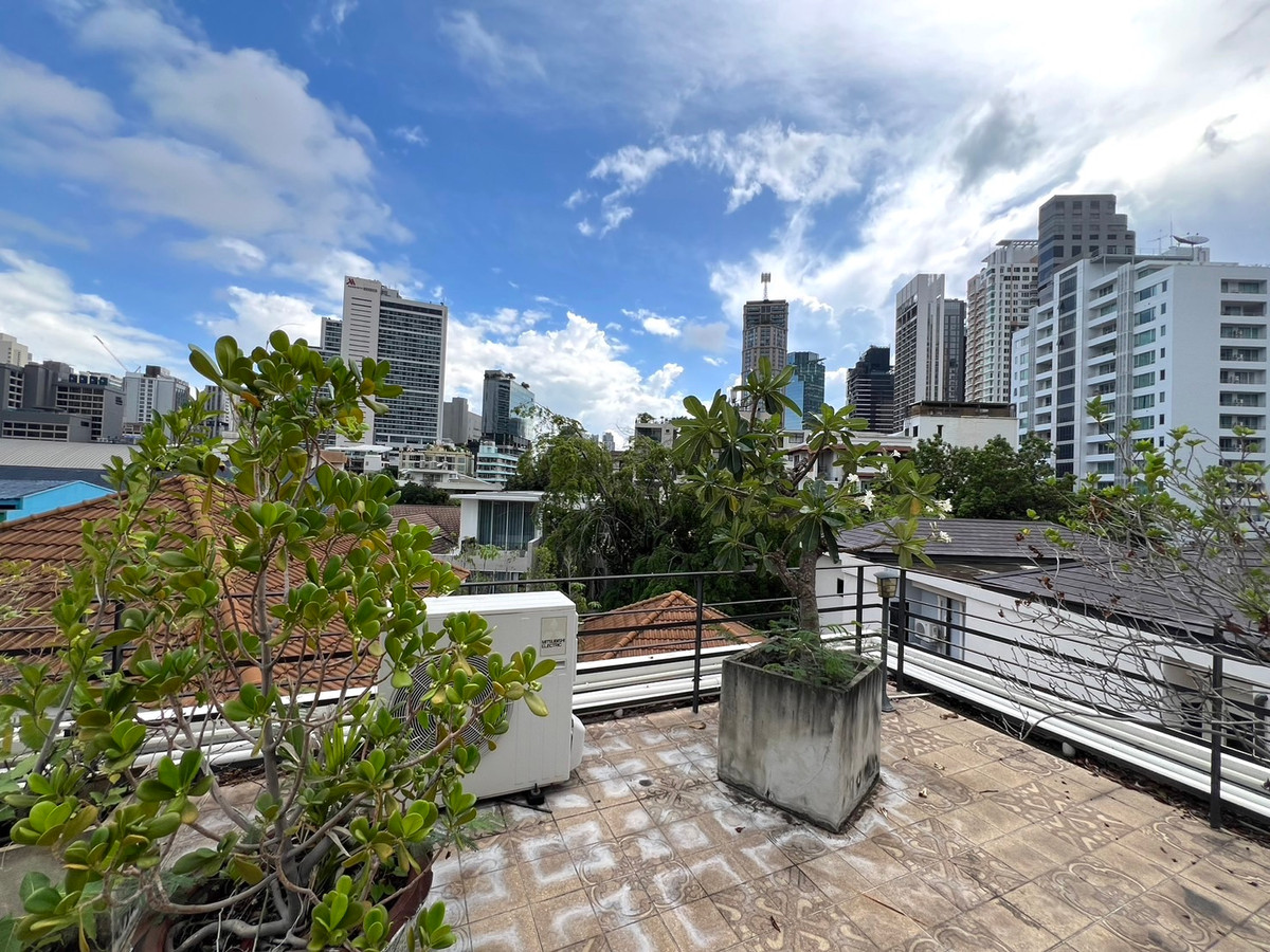 For SaleHouseSukhumvit, Asoke, Thonglor : Ready to Move House in Sukhumvit 24 walkable from the Emporium and BTS with 229 sqw land size 