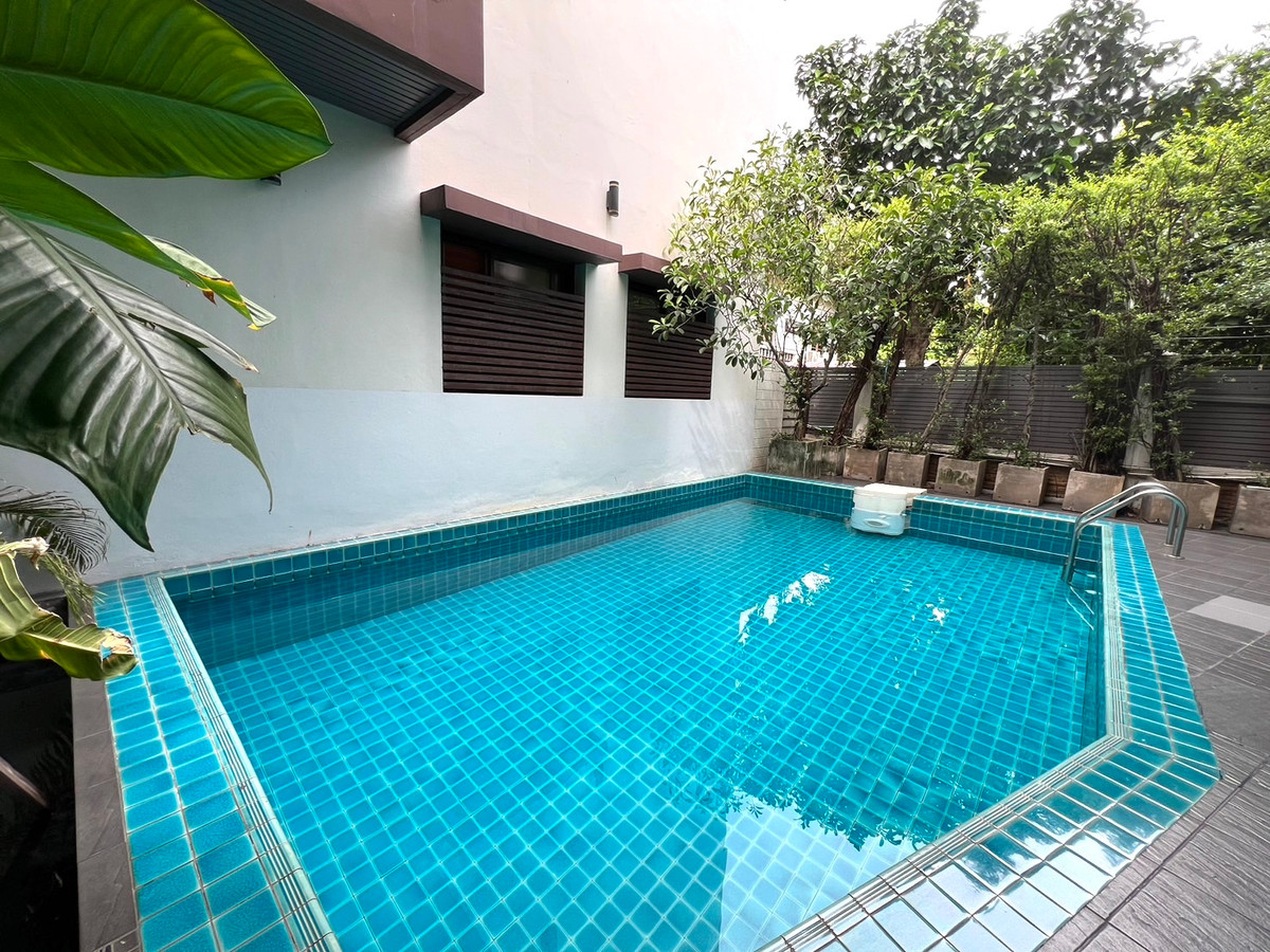 For SaleHouseSukhumvit, Asoke, Thonglor : Ready to Move House in Sukhumvit 24 walkable from the Emporium and BTS with 229 sqw land size 