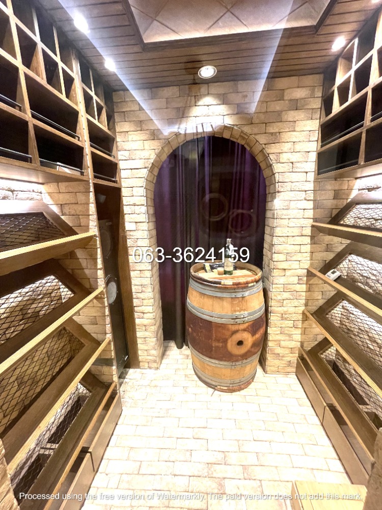 ขายคอนโดสุขุมวิท อโศก ทองหล่อ : ขาย H Sukhumvit 43 คอนโด (H Condo Sukhumvit 43) ราคาดีที่สุดของโครงการ แต่งเต็ม มีห้องแช่ไวน์ เฟอร์ราคาแพงครบๆ จบๆ แต่งไปเกือบ 3 ล้านบาท แต่ขายในราคาตลาดไม่ได้รวมค่าตกแต่ง ห้องนี้เป็นห้อง 1 ห้องนอนที่ขนาดใหญ่ที่สุด