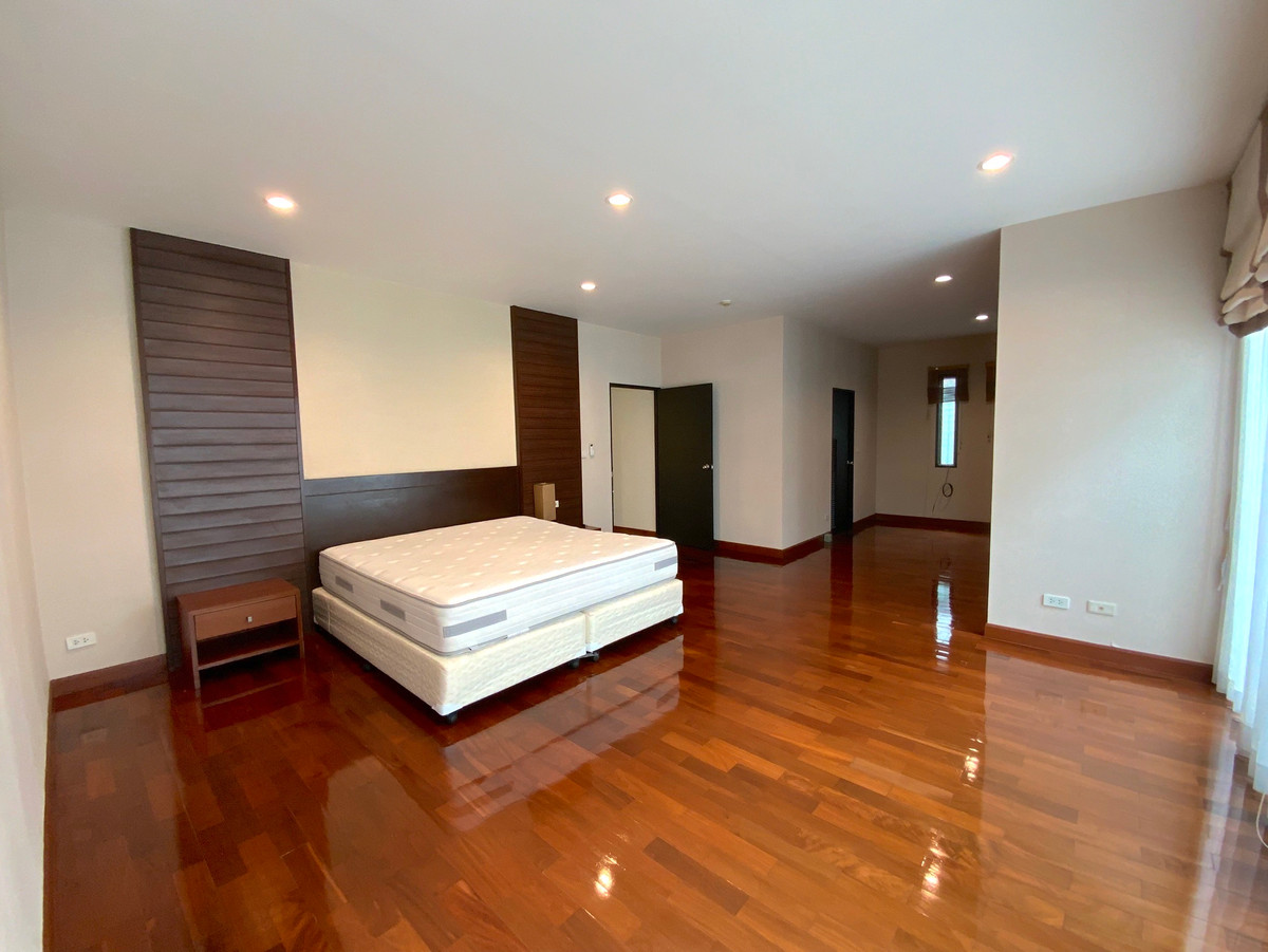 For SaleHouseSukhumvit, Asoke, Thonglor : Ready to Move House in Sukhumvit 24 walkable from the Emporium and BTS with 229 sqw land size 