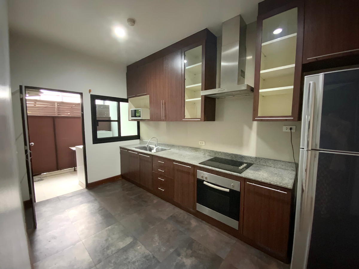 For SaleHouseSukhumvit, Asoke, Thonglor : Ready to Move House in Sukhumvit 24 walkable from the Emporium and BTS with 229 sqw land size 