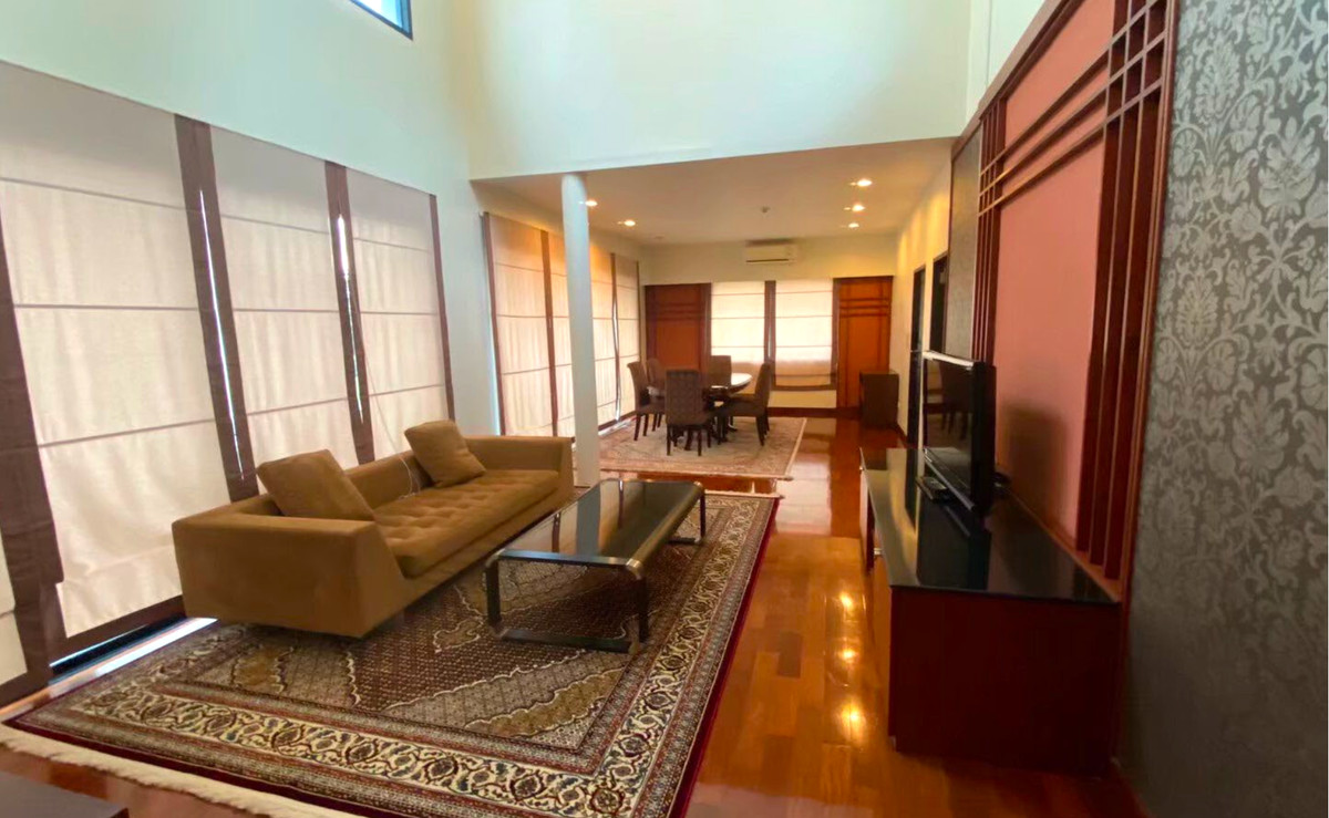 For SaleHouseSukhumvit, Asoke, Thonglor : Ready to Move House in Sukhumvit 24 walkable from the Emporium and BTS with 229 sqw land size 