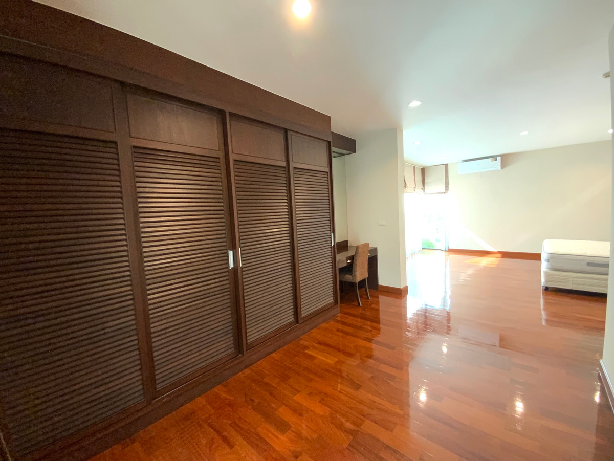 For SaleHouseSukhumvit, Asoke, Thonglor : Ready to Move House in Sukhumvit 24 walkable from the Emporium and BTS with 229 sqw land size 