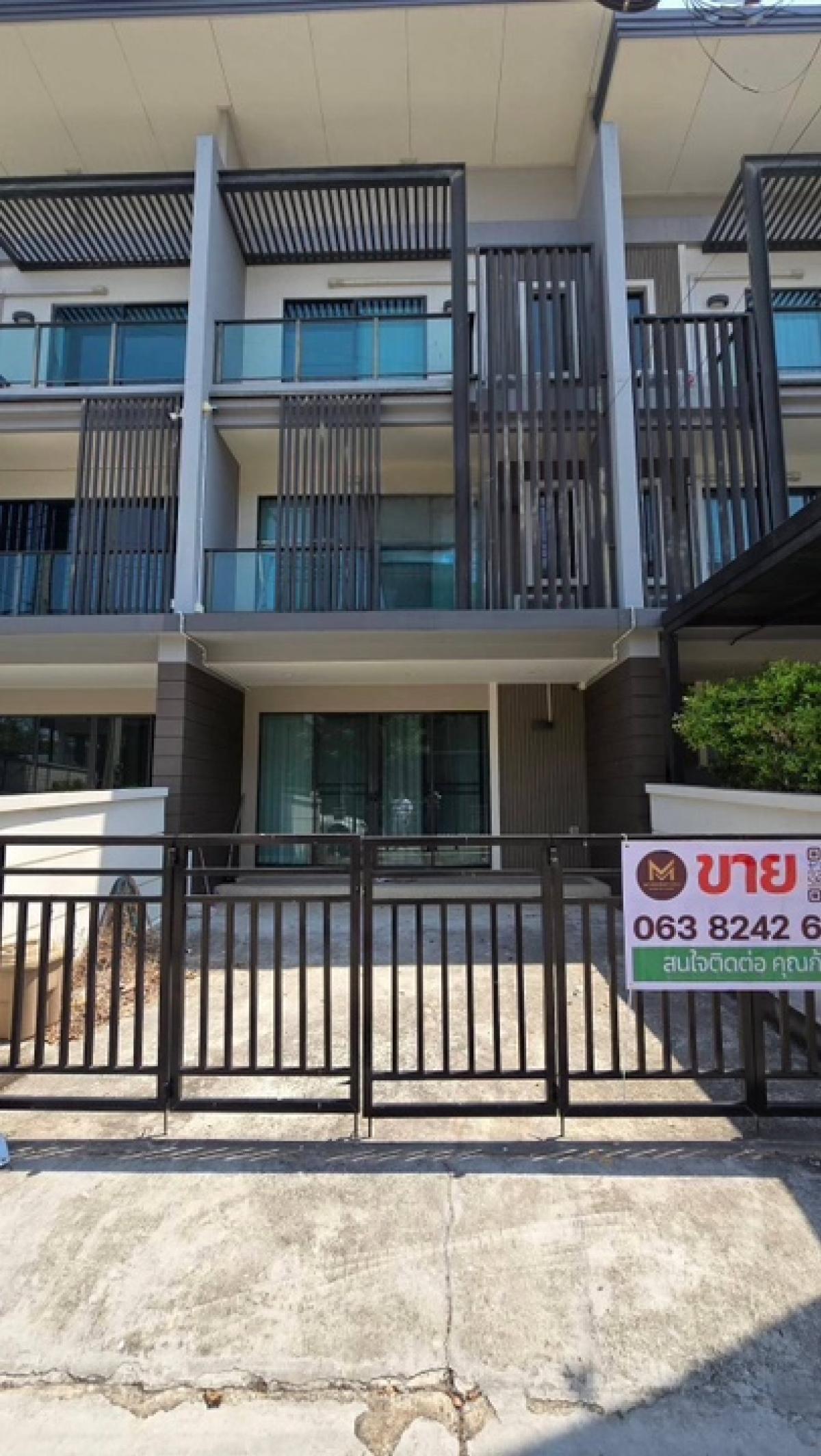 For SaleTownhomeNonthaburi, Bang Yai, Bangbuathong : 3-story townhome for sale, Town Avenue Merge Rattanathibet, only 700 meters to MRT Samyaek Bang Yai, 3-story townhouse, area 29 sq m, usable area 170 sq m.