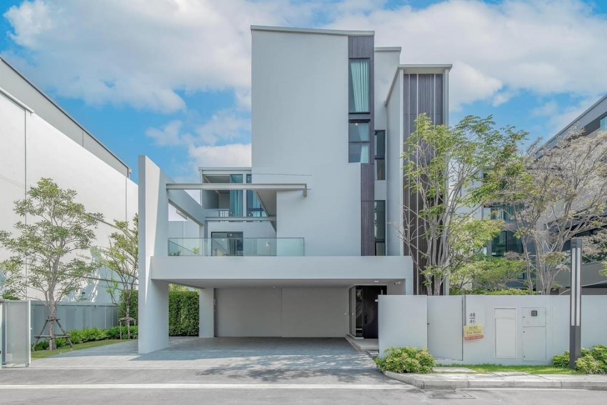 ให้เช่าบ้านพัฒนาการ ศรีนครินทร์ : 📢👇Available August 2025
 Luxury 3 storey house with lift and fully furnished for rent at Vive 2 Krungthep Kreetha (Behind Willington school), accept CAT only. Transportation is convenient on many routes , near Si Rat Expressway (Rama 9 toll)
