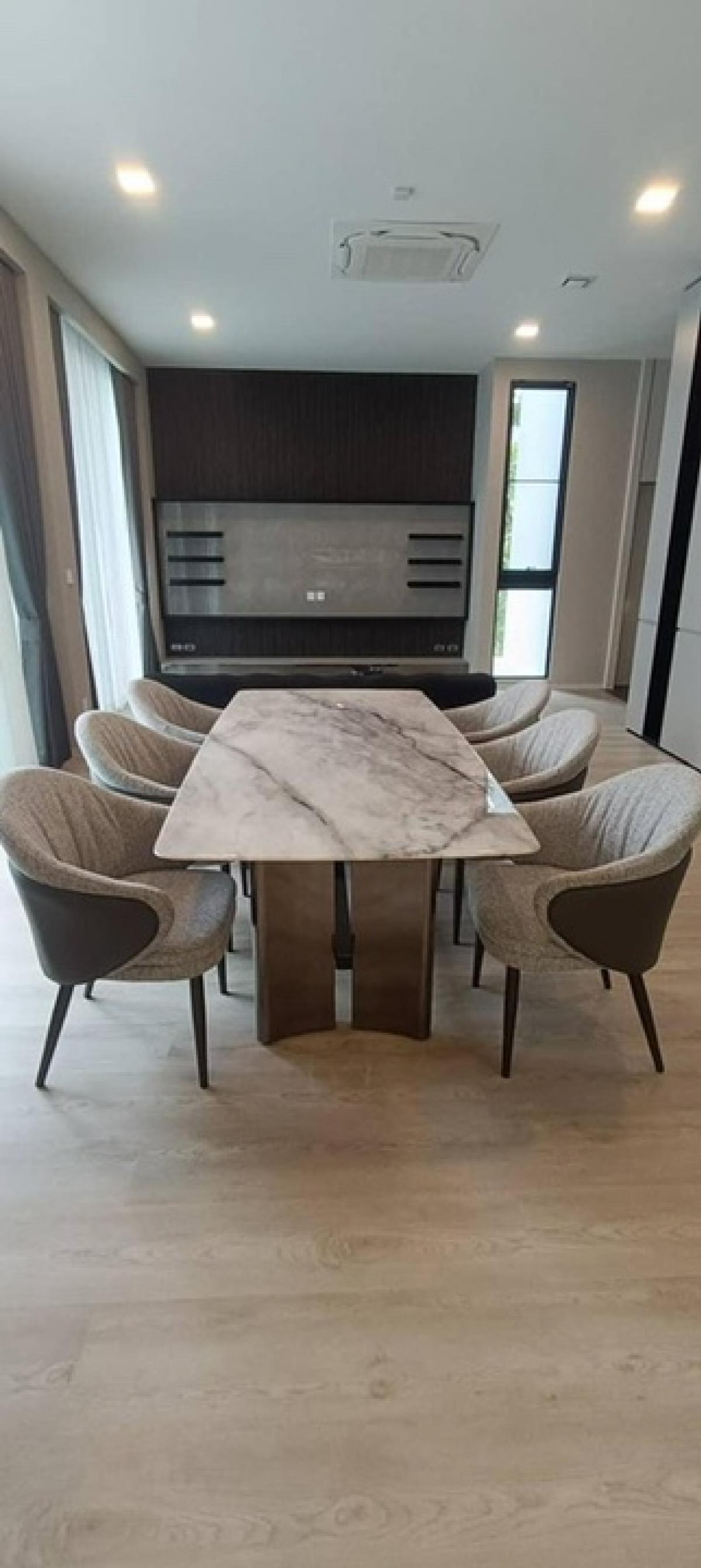 ให้เช่าบ้านพัฒนาการ ศรีนครินทร์ : ให้เช่าบ้านเดี่ยวหรู 3 ชั้น พร้อมลิฟต์ส่วนตัว โครงการ VIVE 2 กรุงเทพกรีฑา ใกล้ Wellington College และทางด่วนศรีรัช
