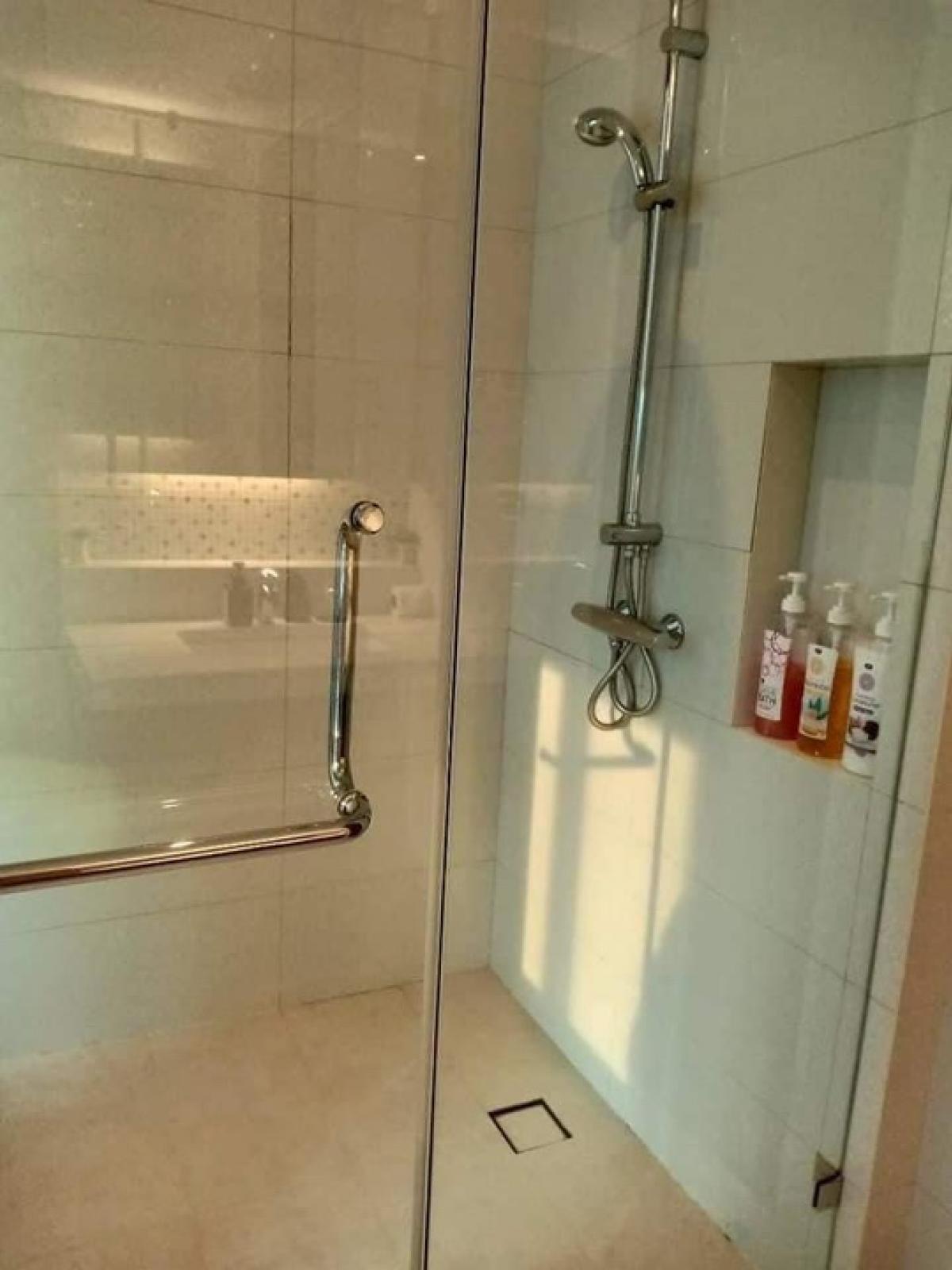 ขายคอนโดสุขุมวิท อโศก ทองหล่อ : 📢👇Grab or Gone as this reason👇Good location in Em District, very good price and size for 1 bedroom, fully nice furnished, pool view.