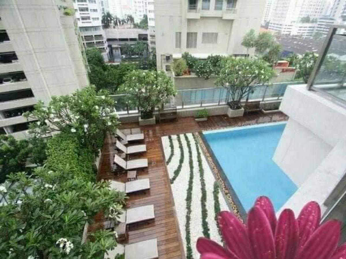 ขายคอนโดสุขุมวิท อโศก ทองหล่อ : 📢👇Grab or Gone as this reason👇Good location in Em District, very good price and size for 1 bedroom, fully nice furnished, pool view.
