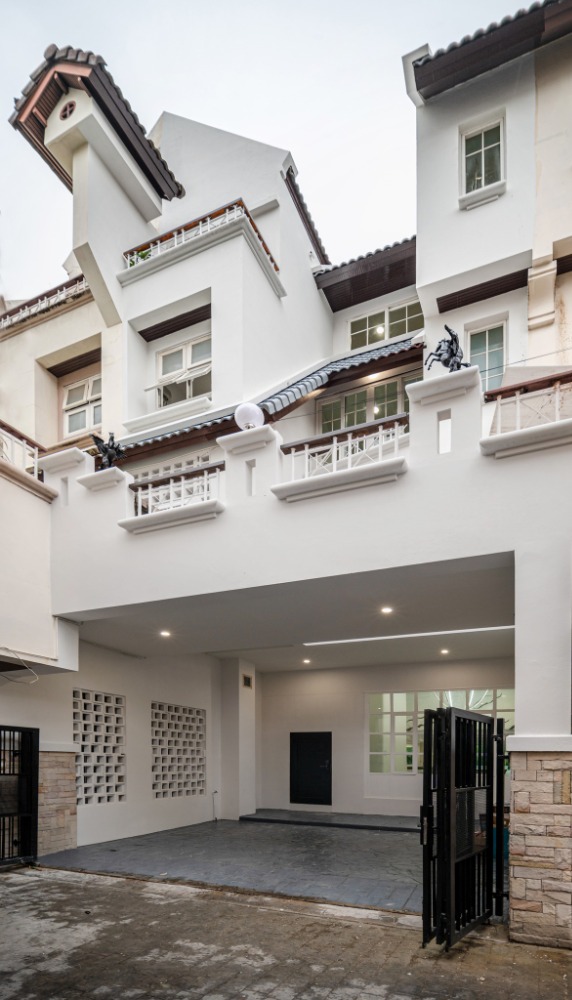 For SaleTownhomeSapankwai,Jatujak : For sale/rent Luxury pool villa townhome, ready to move in around Chatuchak, near MRT /BTS, able to open Airbnb, office, Bangkok.