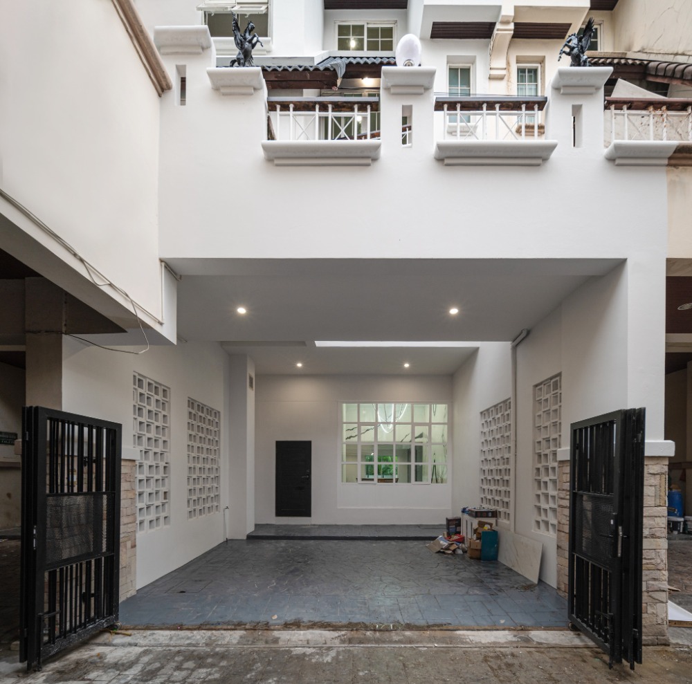 For SaleTownhomeSapankwai,Jatujak : For sale/rent Luxury pool villa townhome, ready to move in around Chatuchak, near MRT /BTS, able to open Airbnb, office, Bangkok.