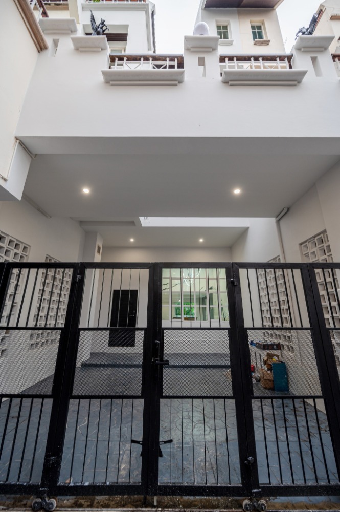 For SaleTownhomeSapankwai,Jatujak : For sale/rent Luxury pool villa townhome, ready to move in around Chatuchak, near MRT /BTS, able to open Airbnb, office, Bangkok.