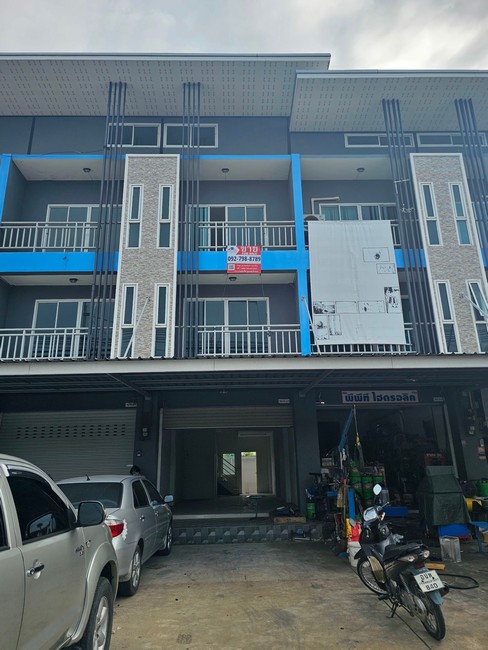 For RentShop HousePattaya, Bangsaen, Chonburi : svs280 for rent, shophouse, commercial building, 3.5 floors, Ban Kao Road, Phan Thong District, near Amata Nakorn Industrial Estate.