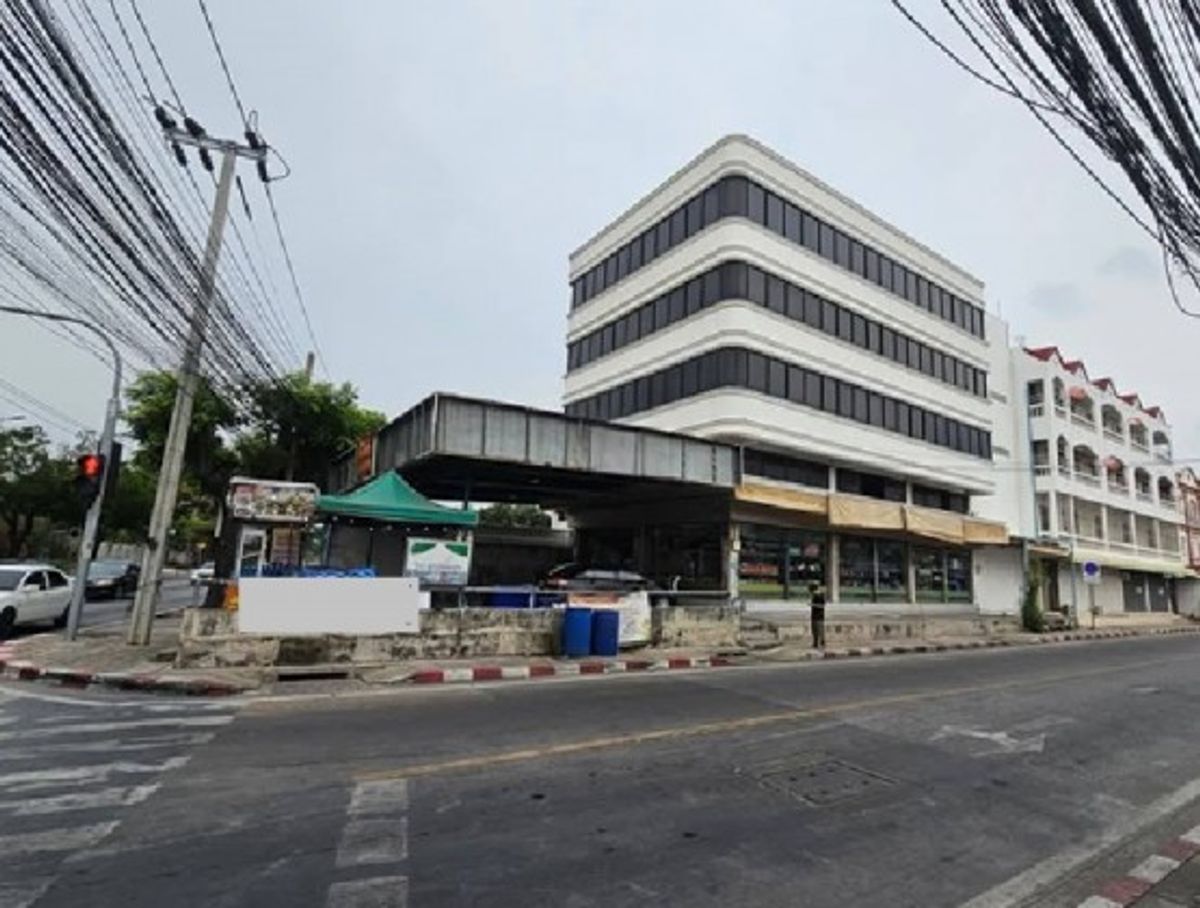 For RentOfficePattanakan, Srinakarin : Tel. 081-632-0632 for rent, Soi Ramkhamhaeng 60, 3 commercial buildings adjacent to 4.5 floors, newly renovated building / parking in front of the building / suitable as a showroom, clinic, Studio, others.