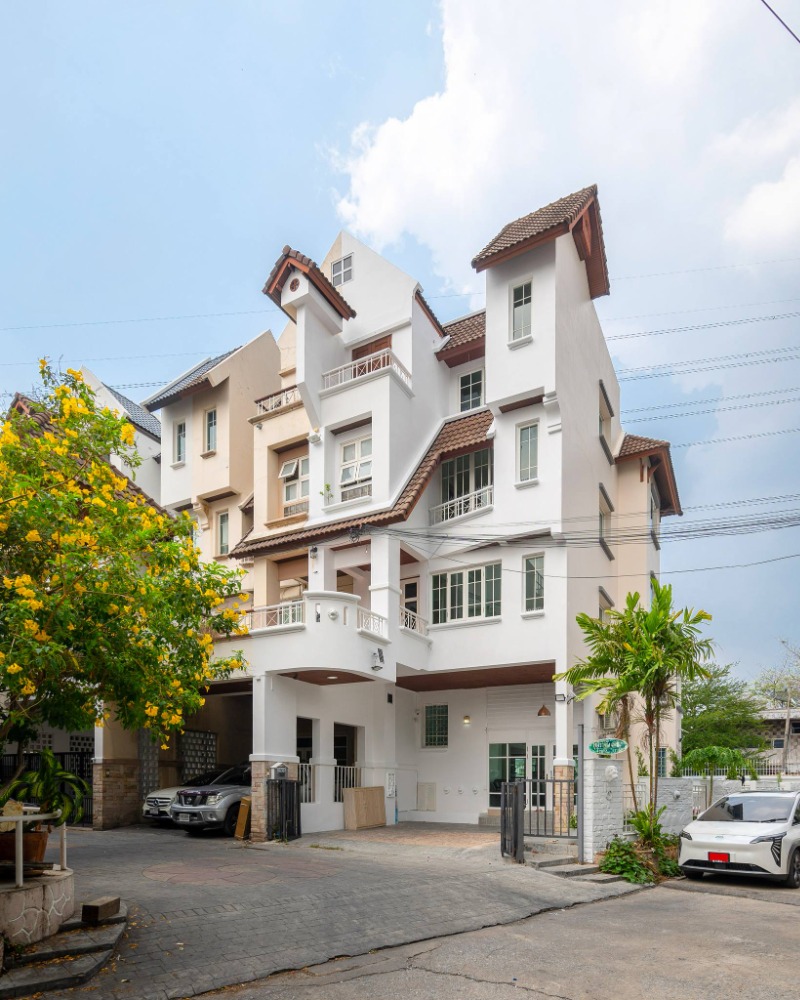 For RentTownhomeSapankwai,Jatujak : Rent Luxury pool villa townhome, ready to move in near Chatuchak, near MRT /BTS Chatuchak, Bangkok