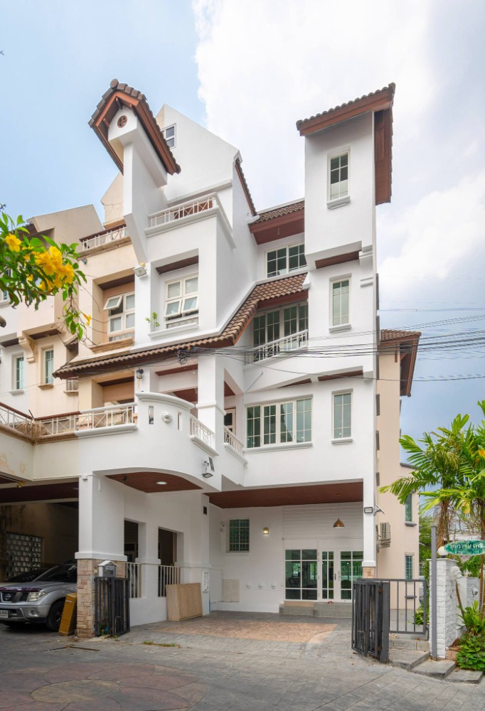 ให้เช่าทาวน์โฮมสะพานควาย จตุจักร : เช่า Luxury pool villa townhome พร้อมอยู่แถวจตุจักร ใกล้ MRT /BTS จตุจักร, กรุงเทพ