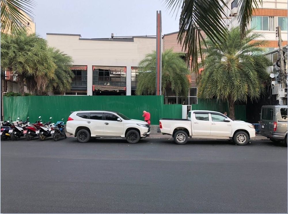 For SaleLandPattaya, Bangsaen, Chonburi : Land for sale next to the beach in Central Pattaya. Can walk down to the beach, 280 sq m.