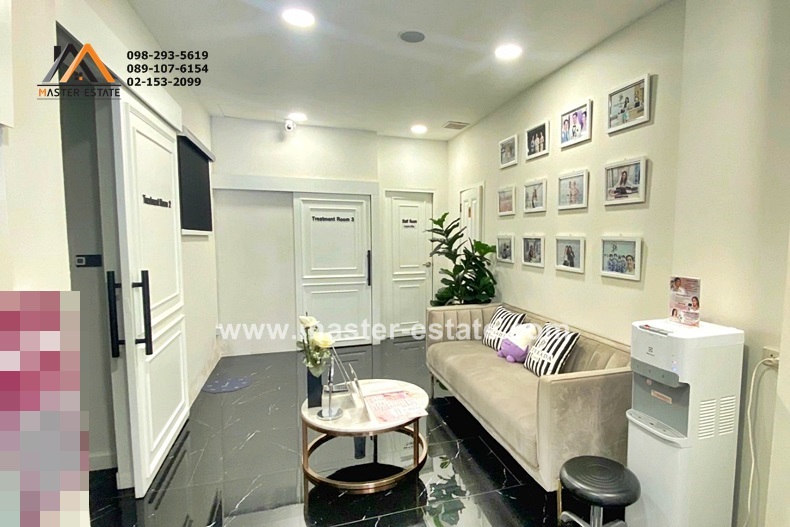 For SaleShop HouseChachoengsao : Commercial building W-PARK, beautifully decorated as a beauty clinic or converted into an office, special size 35 sq.w. with furniture (for sale or rent), area 35 sq.w., beautiful, clean.