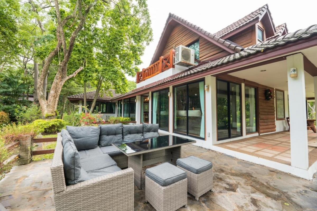 For SaleHousePak Chong KhaoYai : 📢👇Selling a large house and guest house, shady on Thanarat Road, red Garuda title deed, not far from Bangkok, good air all year round. The project has good security guards.
